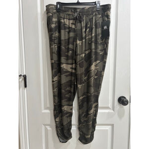 Rock & Republic Camo Joggers, Crop, Lightweight NWT, Woman’s Size XL